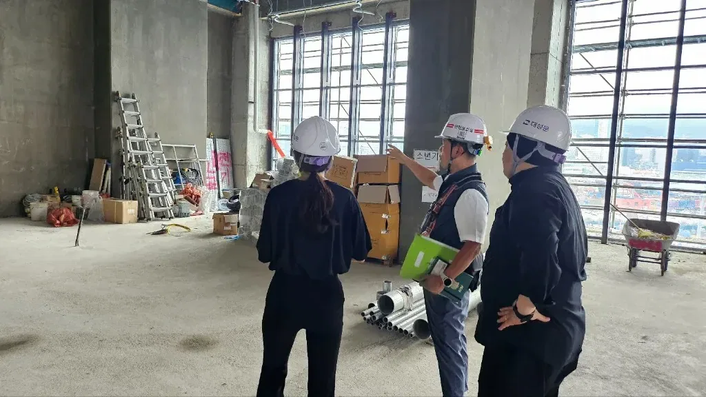 건설현장에서 안전관리자와 작업환경을 확인하는 현장실사 2