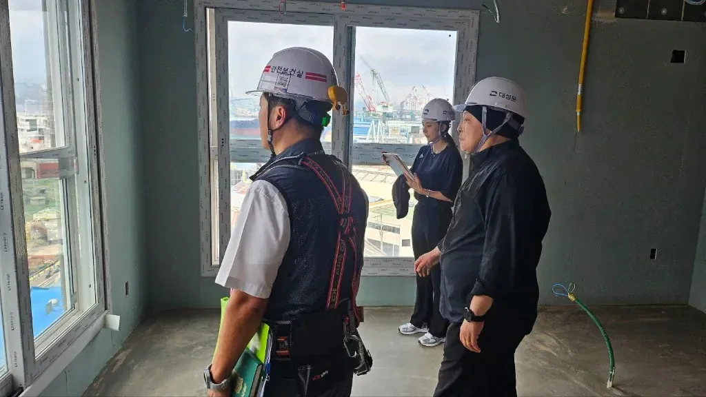 건설현장에서 안전관리자와 작업환경을 확인하는 현장실사 4